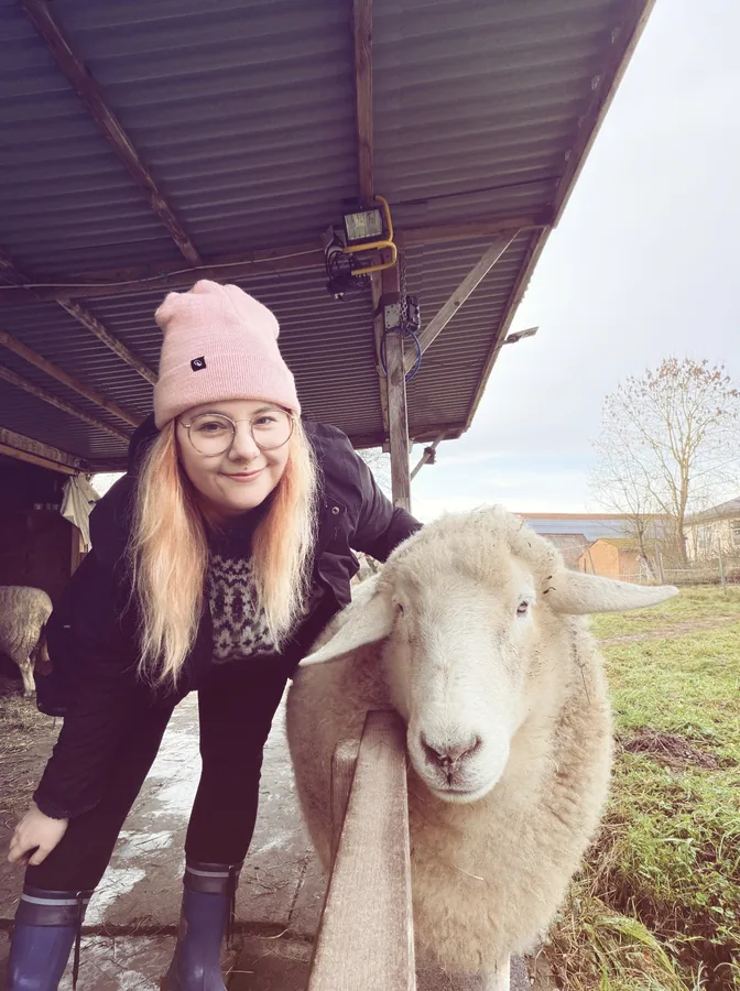Diana und Schaf unter einem Dach