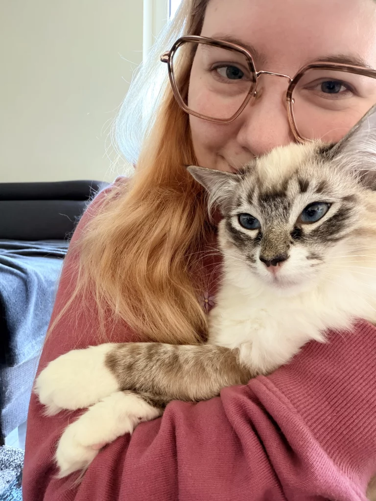 Katzensitterin Diana hält eine Ragdoll-Katze im Arm